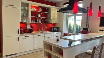Kühlschrank, Mikrowelle, Ofen, Geschirrspüler
