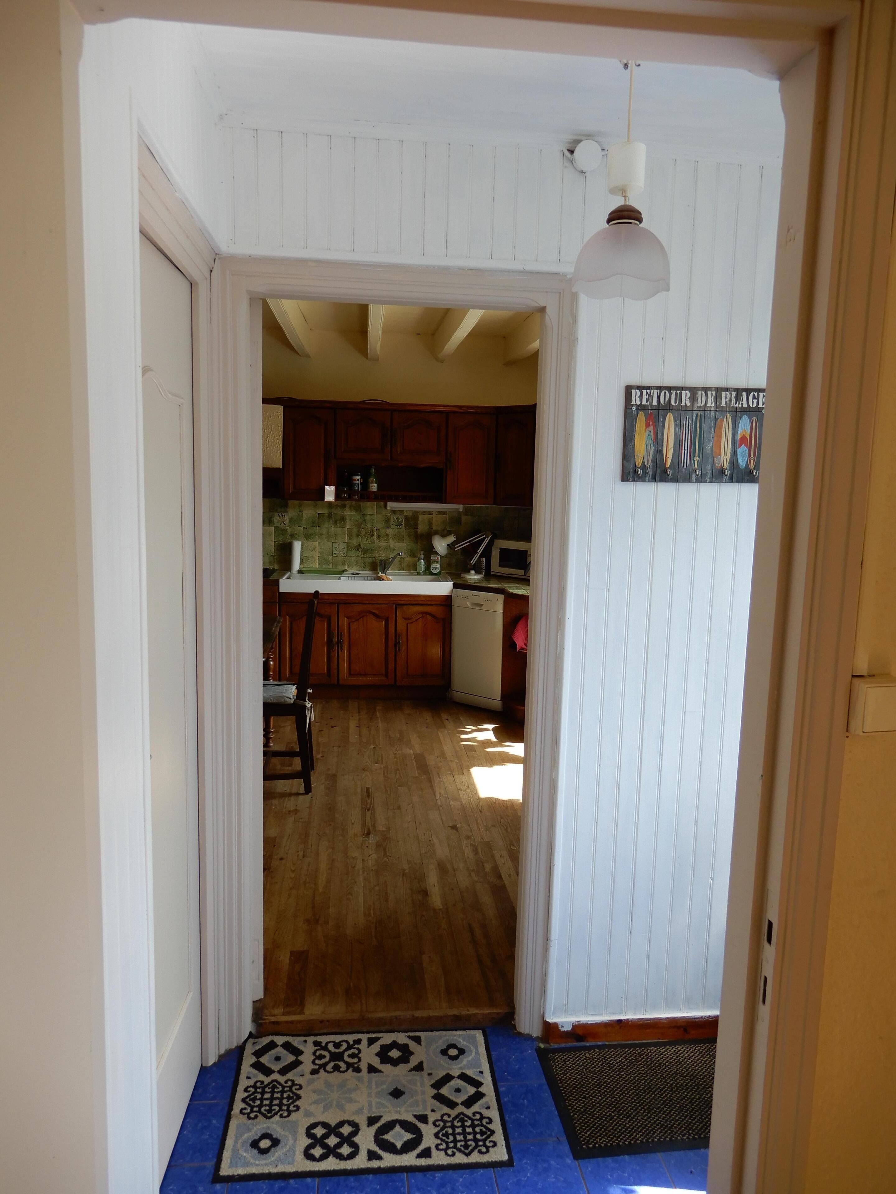 Cottage in 5ha area with flower gardens, arboretum, trails, stream