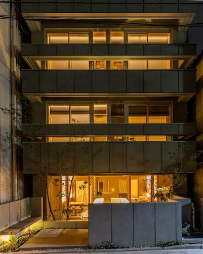 施設の正面 (日没後)