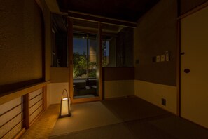 Suite (cyashitsu, with open air bath) | 1 dormitorio, edredones de plumas, colchones Tempur-Pedic y caja fuerte