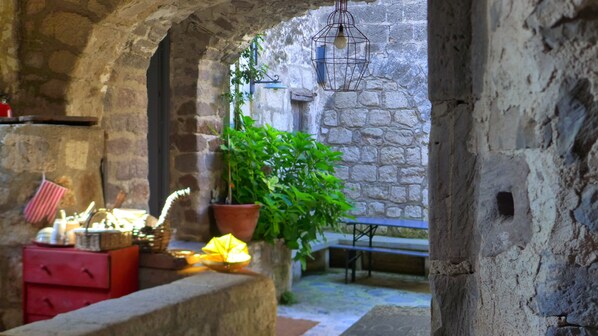 Property grounds - Charming renovated farmhouse in rural tranquillity with pool (Sessa Aurunca - Frazione Tuoro)