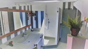 Dutxa, assecador de cabells, bidet i tovalloles 