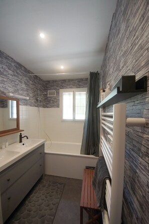Combined shower/bathtub, eco-friendly toiletries, hair dryer, towels