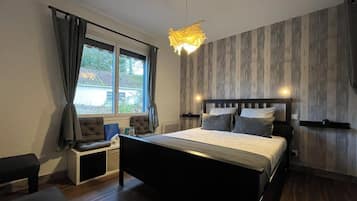 1 bedroom, desk, free WiFi, bed sheets