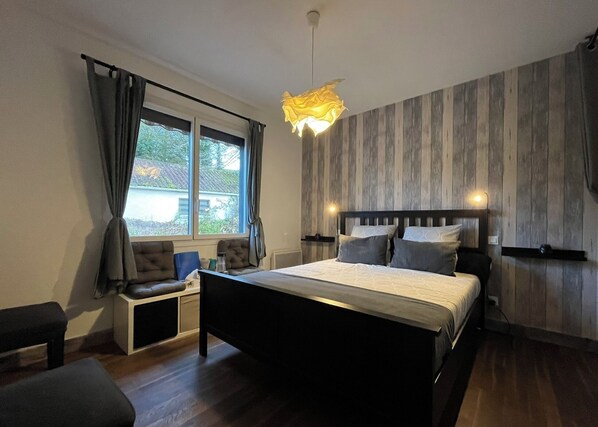 1 bedroom, desk, free WiFi, bed sheets