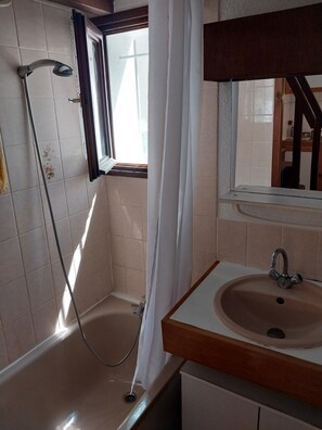 Ensemble baignoire-douche, séchoir à cheveux
