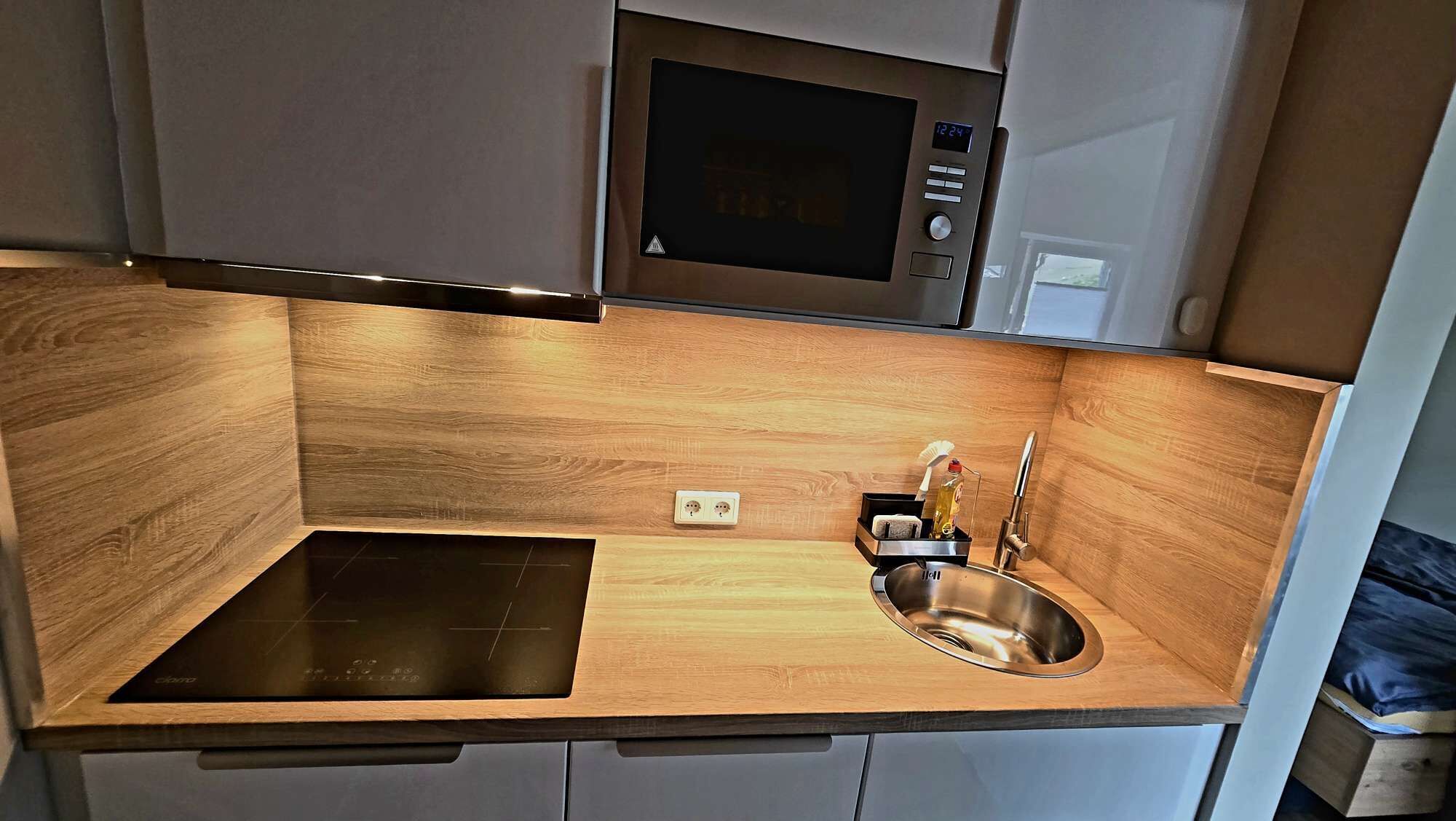 Kühlschrank, Mikrowelle, Herdplatte, Geschirrspüler