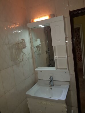 Dusche, Haartrockner, Bidet, Handtücher