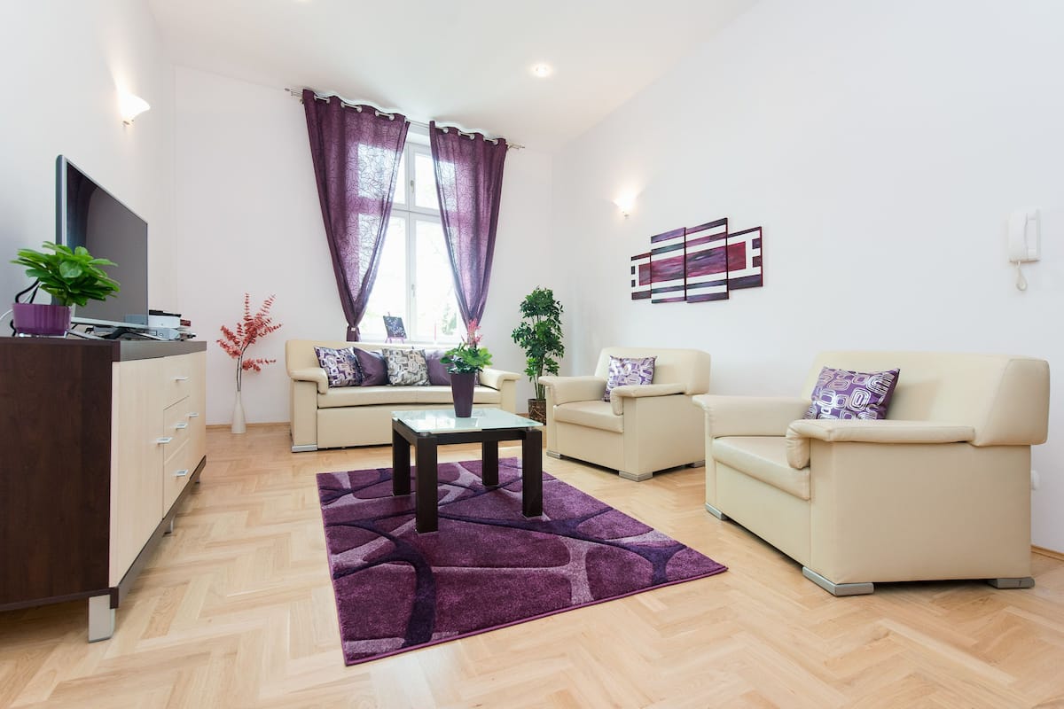 Ein modernes Wohnzimmer mit einer Couch, einem Sessel und einem Couchtisch.