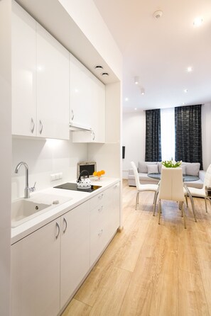 Apartment (Rzeszowska 4) | Private kitchenette | Full-size fridge, microwave, stovetop, electric kettle - Neo Apartments (Kraków)