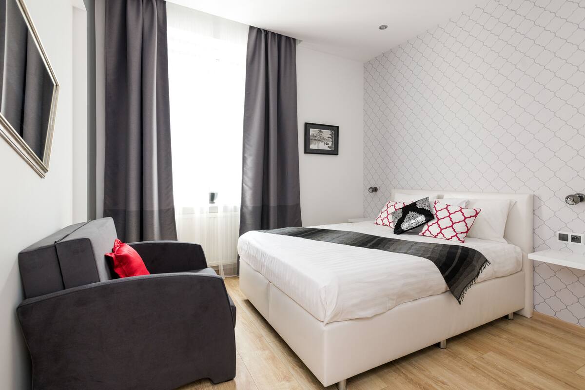 Ein modernes Schlafzimmer mit Bett, Schreibtisch und Stuhl.