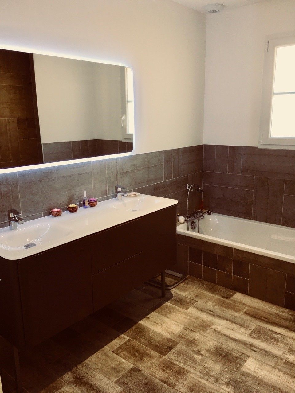 salle de bain avec baignoire 