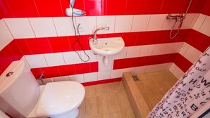 Appartement | Badkamer | Een douche, gratis toiletartikelen, een haardroger, shampoo