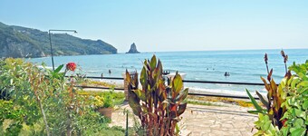Beach houses Yannis on Agios Gordios beach on Corfu