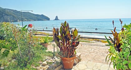 Rantahuvilat Yannis Agios Gordios rannalla Korfu