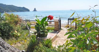 Beach houses Yannis on Agios Gordios beach on Corfu
