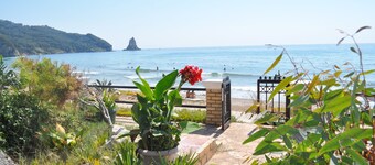 Beach houses Yannis on Agios Gordios beach on Corfu