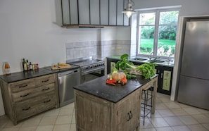 Fridge, microwave, oven, stovetop - Character house, 15 pers, 7 bedrooms, swimming pool, organic farm, park. (Saint-Pierre-lès-Nemours)