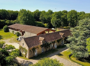 Exterior - Character house, 15 pers, 7 bedrooms, swimming pool, organic farm, park. (Saint-Pierre-lès-Nemours)