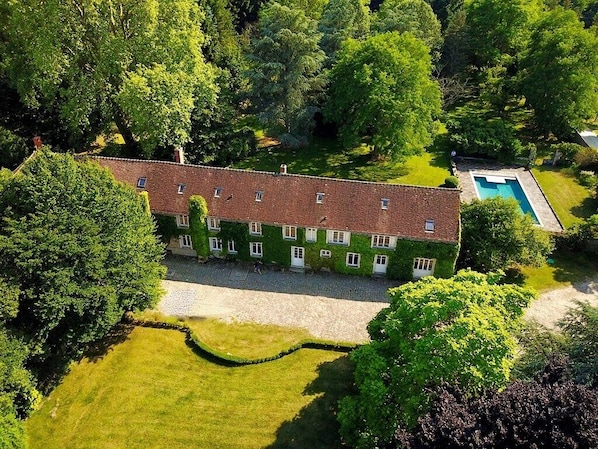 Exterior - Character house, 15 pers, 7 bedrooms, swimming pool, organic farm, park. (Saint-Pierre-lès-Nemours)