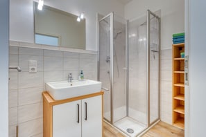Shower, hair dryer, towels