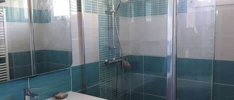 Dusche, kostenlose Toilettenartikel, Haartrockner, HandtĂŒcher