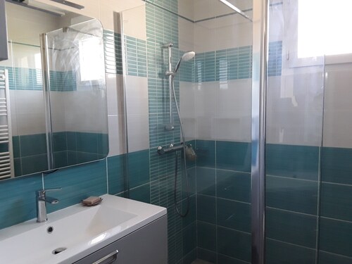 Petite suite entièrement neuve.Entrée indépendante avec couloir privé