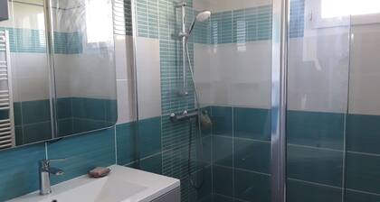 Petite suite entiÚrement neuve.Entrée indépendante avec couloir privé