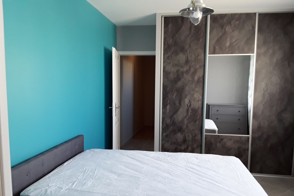 Small suite completely new. Independent entrance with private corridor