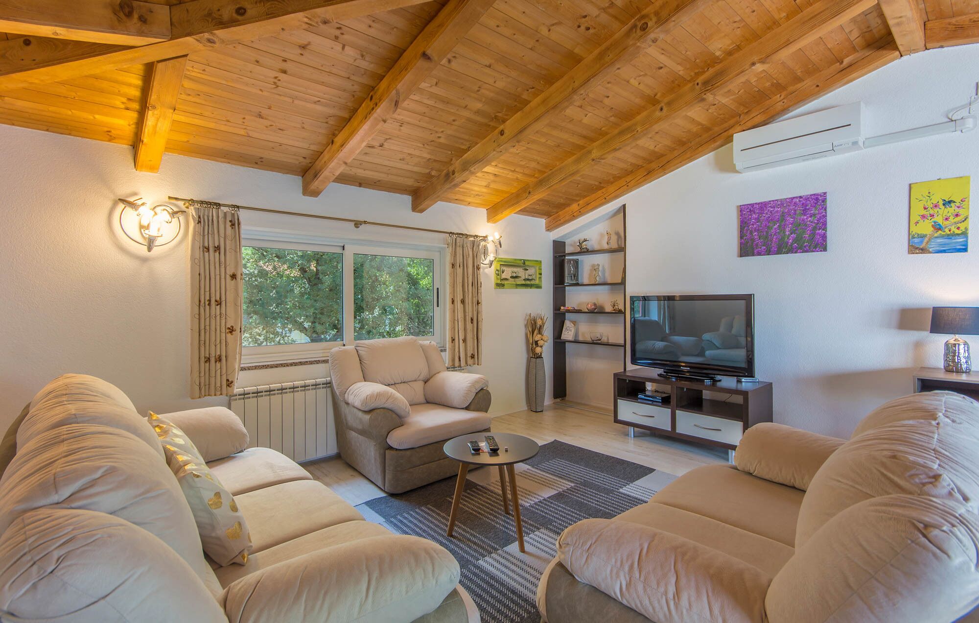 Een televisie en een tafeltennistafel