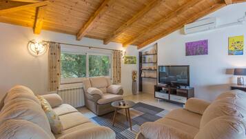 Een televisie en een tafeltennistafel