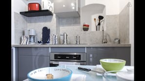 Frigorifero, microonde, forno, piano cottura