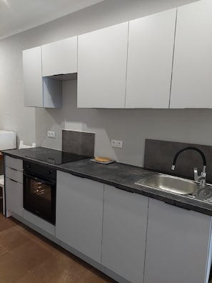 Køleskab, kogeplade, køkkentøj/tallerkener/redskaber