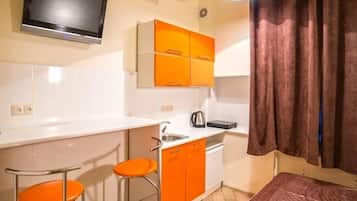 Apartment | Private kitchenette | Fridge, stovetop, electric kettle, cookware/dishes/utensils
