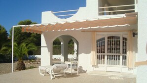 A white building with a covered patio, outdoor seating, and a view of the surrounding landscape. - 2 FULL VILLAS SPECIAL EVENTS 400M SAN GINÈS BEACH - 26 PEOPLE. (Cartagena)