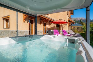 Outdoor spa tub - Chalet Le Stam (La Salle-les-Alpes)
