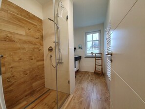 Dusche, Haartrockner, Handtücher, Seife