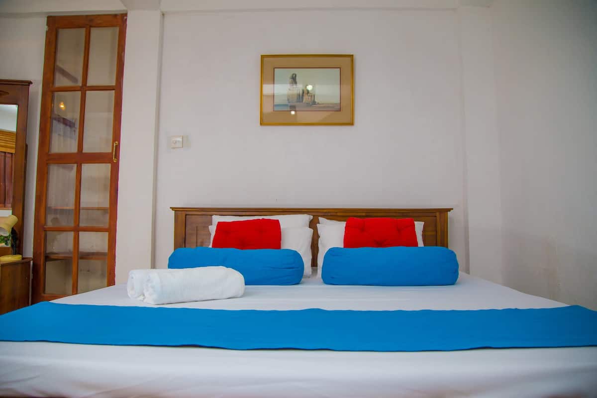 Deluxe Room, Accessible, Garden View | Individually decorated, individually furnished, desk, blackout curtains