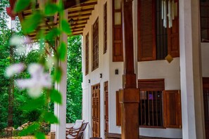 Exterior - Aqua Nillambe (Doluwa)