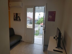 TV - Nice apartment with small sea view, in Le Moule (Le moule)