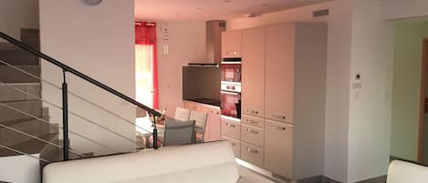 TV, DVD player, livros, videoteca