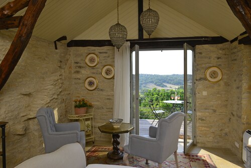 CHARMING GÎTE WITH PRIVATE POOL AND POOL HOUSE 