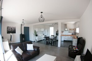 TV connectée, lecteur de DVD, table de tennis de table, chaîne hi-fi