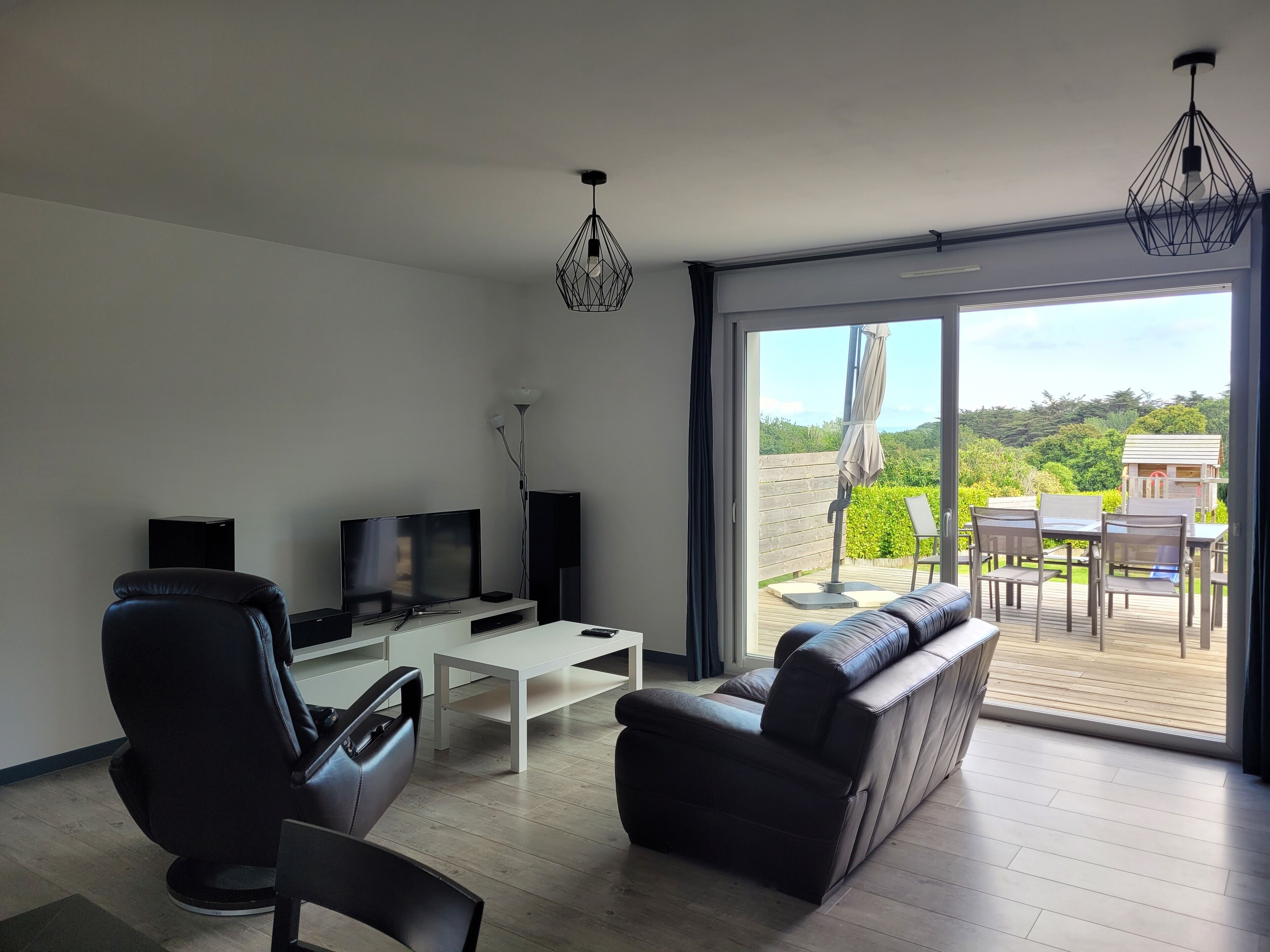 Smart-TV, DVD-Player, Tischtennisplatte, Stereoanlage