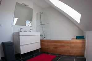 Combined shower/tub, towels, toilet paper