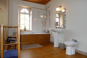 Badewanne, Haartrockner, Bidet, Handtücher