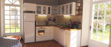 Frigorifero, microonde, forno, piano cottura