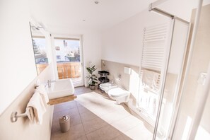 Shower, hair dryer, bidet, towels