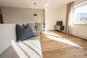 Smart TV, ping pong - Beautiful, quiet and spacious apartment with stunning views over Brixen / Eisacktal (Raas)