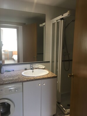 Kombinert dusj/badekar, hårføner, bidé og håndklær